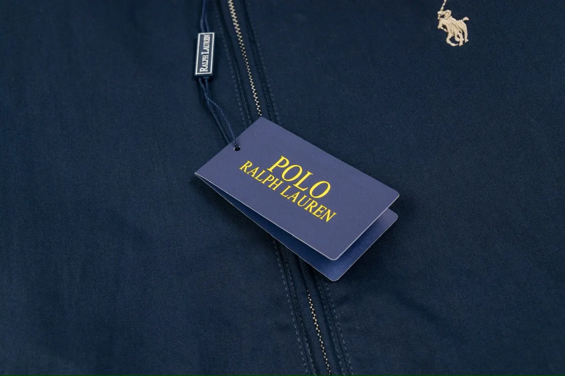 🅿️350 Ralph Lauren's new 24ss classic embroidered logo lapel executive zipper jacket for both men and women. 1️⃣Selected from high-quality original developed pure cotton fabric, with customized plaid lining inside, the overall wearing effect is very soft and comfortable. 2️⃣The workmanship details are perfectly controlled, with exquisite small logo embroidery on the chest, and the unique design style of splicing technology is used in the dropped shoulder position to highlight your personality! The version is simple but not simple! 3️⃣ Complete with tag accessories, unisex design, and a very versatile jacket for men and women!  Color: black, navy blue, khaki Size: S, M, L, XL